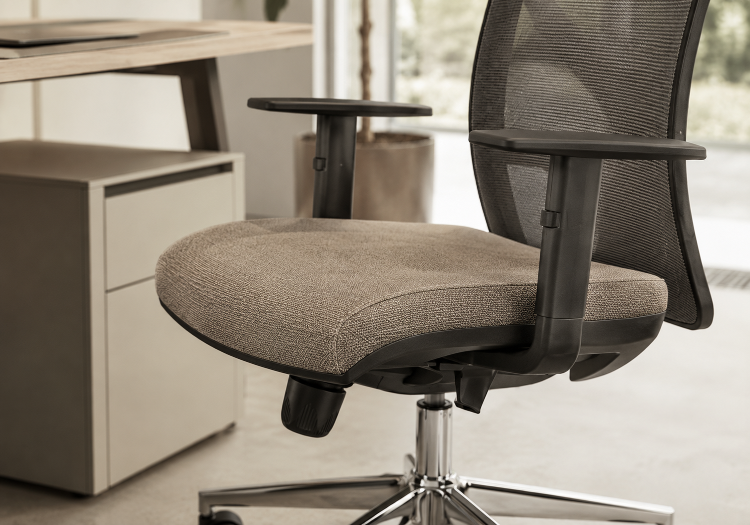 Poltrona operativa King synchron con base nera